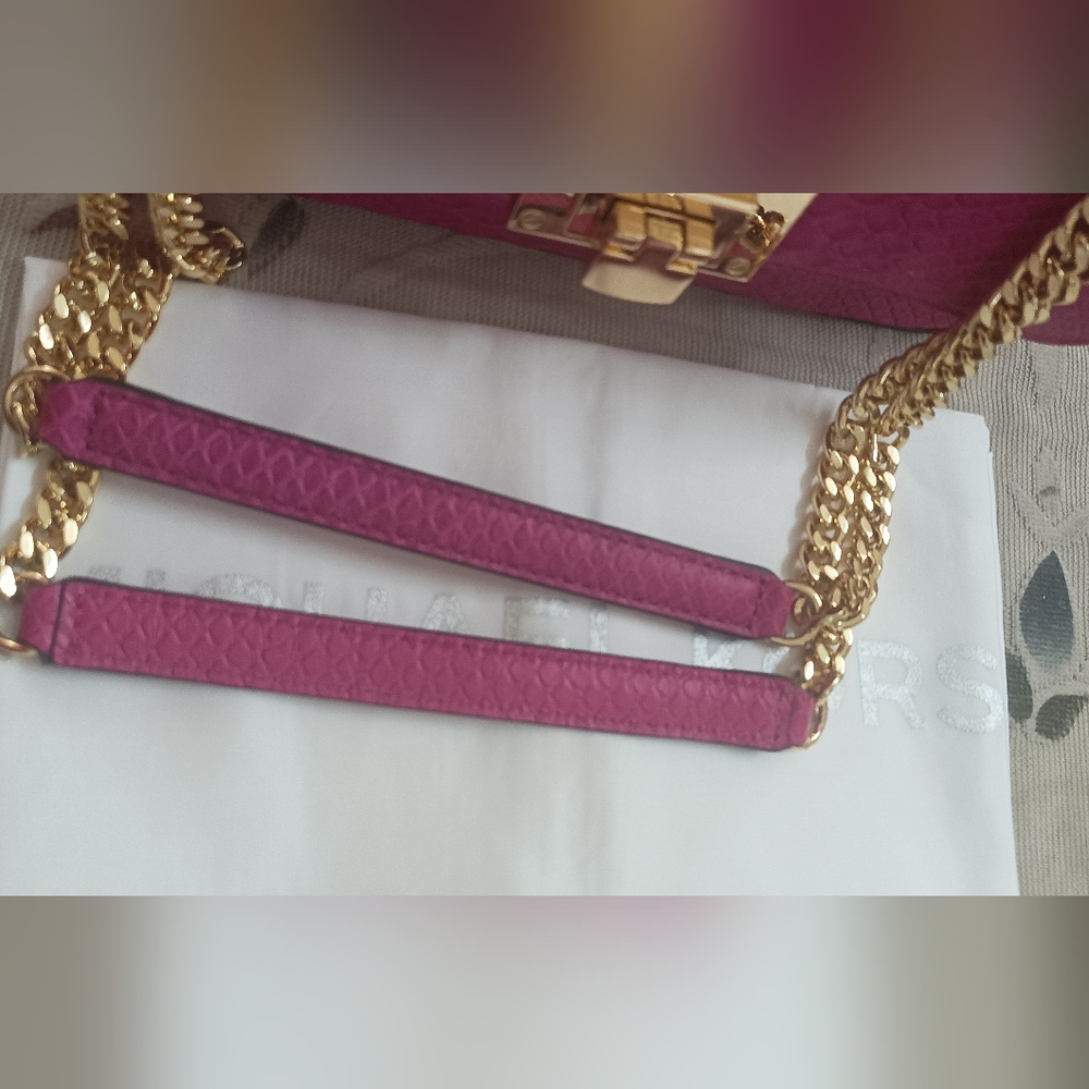 Authentic Michael Kors Tina Medium Shoulder Bag in Fuchsia - Picture 2 of 16